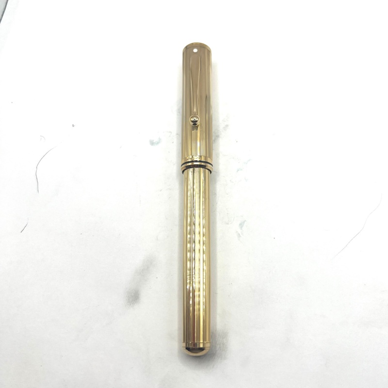 Sheaffer Grand Connaisseur Gold-Plated Vertical Line Pattern  Fountain Pen - Fine Two-Tone 18kt Gold Nib